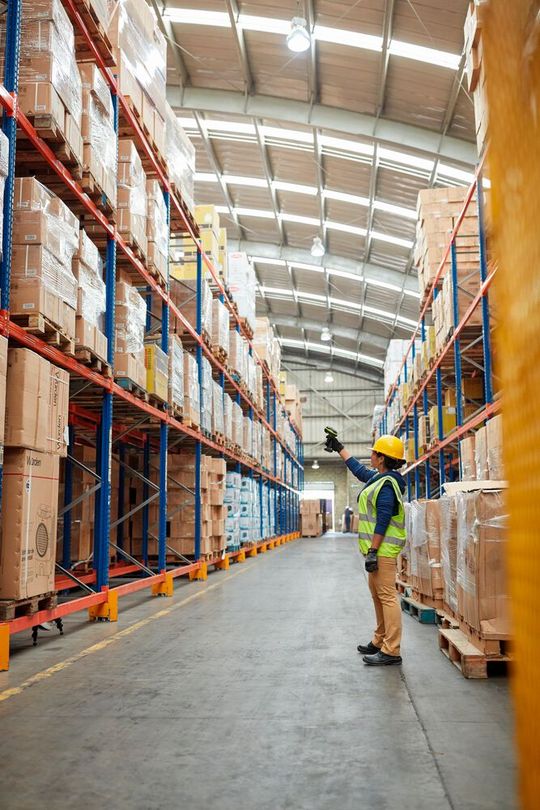 Eine modernisierte IT-Ausstattung der Außendienstmitarbeiter hat direkte Auswirkungen auf die Auftragsabwicklung im Lager.(Bild:  hello@wepartnersfiles.com)