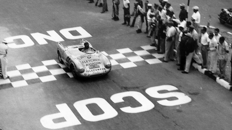 Hans Herrmann am Steuer des Porsche 550 Spyder mit er bei der Carrera Panamericana 1954 teilnahm. Obwohl er da bereits bei Mercedes unter Vertrag stand, Mercedes werksseitig noch keine Sportwagenrennen bestritt, konnte er auch für Porsche antreten und erreichte mit dem hubraumschwachen Wagen einen Klassensieg und den vielbeachteten dritten Platz in Mexiko. (Bild: Porsche AG)