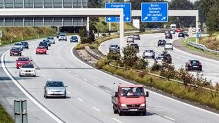 Fahrtkosten zwischen mehreren Betriebsstätten des Arbeitgebers können über die Kilometerpauschale von 30 Cent pro gefahrenen Kilometer oder den tatsächlichen Fahrtkosten steuerlich geltend gemacht werden. (Bild: Ich-und-Du / pixelio.de)