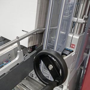 Überwachte Formateinstellung an einer Somic 424 TD (Tray-Deckel-Maschine mit außenliegendem Deckel) durch die Positionsanzeige Siko AP05. Sobald der Istwert im oberen Anzeigenfeld durch Drehen der Kurbel mit dem unteren Sollwert übereinstimmt, schaltet die Status-LED von Rot auf Grün um: Position korrekt.(Bild:  SOMIC)