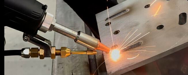 Handschweißen mit dem Laser bei Kolless in Bremen.(Bild:  Kolless)