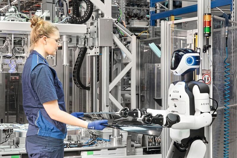 Im BMW-Werk Leipzig übernehmen Humanoide in einem Pilotprojekt verschiedene Tätigkeiten. (Bild: BMW Group)