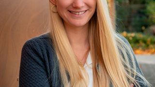 Erster Platz! Nina Großegesse, Data Science-Studentin an der Paris Lodron Universität Salzburg, wird mit dem 1. Preis in der Kategorie Masterarbeit ausgezeichnet.  (Bild: VDMA)