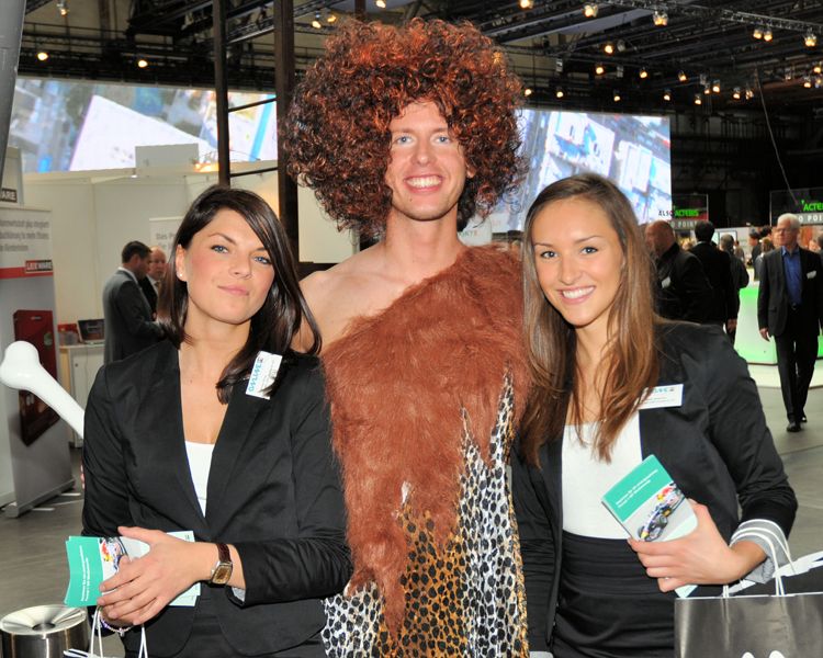 Steinzeitmann trifft auf neuzeitliche Hostessen. (Archiv: Vogel Business Media)