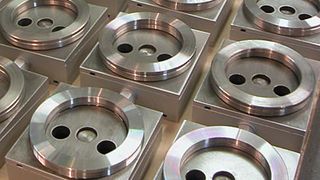 Ob bei Werkzeug- oder Kunststoffspritzmaschinen, Pressen, Scheren oder Stanzen – mit den Keilschuhen können alle Maschinen nivelliert werden. Bild: BWZ Schwingungstechnik (Archiv: Vogel Business Media)