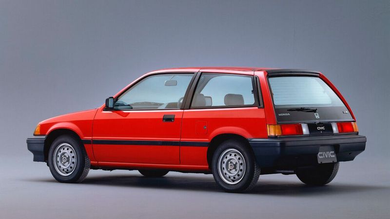Die dritte Civic-Generation fertigte Honda von 1983 bis 1987. Es gab sie in vier Karosserievarianten: als Coupé CR-X, als dreitüriges Steilheck, viertüriges Stufenheck und erstmals auch als Minivan namens Shuttle. (Bild: Honda)