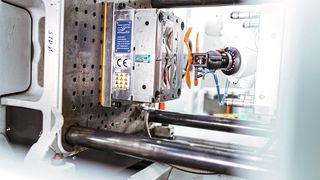 Der KR AGILUS Reihe entnimmt das Besteck aus der Spritzgussmaschine. (Kuka)