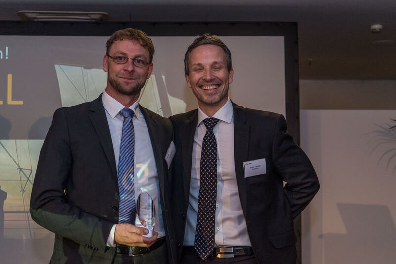 Wick Hill darf sich „Distributor of the Year“ von Symantec nennen. Jamie Farelly (rechts) überreichte die Auszeichnung Sascha Kreft. (Bild: Symantec)