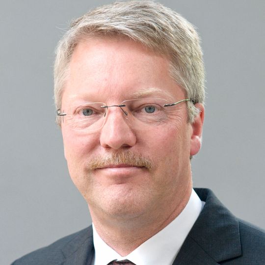 Prof.Dr.-Ing. Paul Uwe Thamsen ist Leiter des Fachgebietes Fluidsystemdynamik mit Schwerpunkt Strömungstechnik in Maschinen und Anlagen der TU Berlin. Forschungsschwerpunkte: Untersuchung von Strömungsmaschinen und strömungstechnischen Anlagen (insbesondere Kreisel- und Unterwassermotorpumpen, Abwasserpumpen und Abwassersysteme), technische Fehlerdiagnose von Systemen, Modellversuche an Einlaufbauwerken, Lüfter für Großmotoren, Seitenkanalverdichter, Kavitation und verschiedene Themen der Windenergieanlagen sowie laserunterstützte Geschwindigkeitsmessungen (PIV) und CFD Prof.Dr.-Ing. Paul Uwe Thamsen ist Leiter des Fachgebietes Fluidsystemdynamik mit Schwerpunkt Strömungstechnik in Maschinen und Anlagen der TU Berlin. Forschungsschwerpunkte: Untersuchung von Strömungsmaschinen und strömungstechnischen Anlagen (insbesondere Kreisel- und Unterwassermotorpumpen, Abwasserpumpen und Abwassersysteme), technische Fehlerdiagnose von Systemen, Modellversuche an Einlaufbauwerken, Lüfter für Großmotoren, Seitenkanalverdichter, Kavitation und verschiedene Themen der Windenergieanlagen sowie laserunterstützte Geschwindigkeitsmessungen (PIV) und CFD