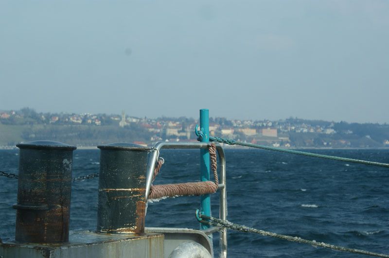Auf der normalen Autofähre in Richtung Meersburg gefriert die Gischt der Bodenseewellen auf der Frontscheibe der Autos.  Zwei Tage später, am Donnertag, den 11. März, war es dann soweit. An diesem Tag schneite es, doch der Sturm hatte sich gelegt. Der Uhldinger Taucher Jürgen Wissing trug einen Ski-Anzug unter der Taucherkluft. Die Wassertemperatur betrug vier Grad.  An diesem Tag klappte alles. In sechs Stunden war die Arbeit getan.  Über diese Aktion gibt es bald ein Video der deutschen Telekom auf den IP-Insider-Seiten.  (Archiv: Vogel Business Media)