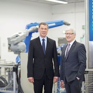 Änderung in der Geschäftsführung von Yaskawa Europe (v.l.): Bruno Schnekenburger, bisher COO, folgt als President & CEO auf Manfred Stern. Stern wird seine Tätigkeit als Regional Head fortsetzen und seine Position im Board des japanischen Mutterkonzerns weiterhin wahrnehmen.