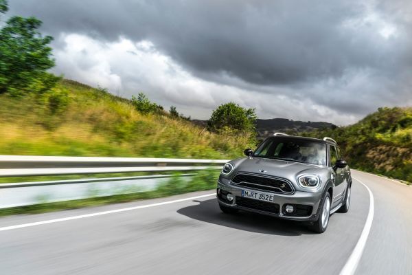 Der MINI Cooper S E Countryman ALL4 ist der erste Mini, bei dem ein Plug-in-Hybrid-Antrieb die Möglichkeit zu rein elektrischer und damit lokal emissionsfreier Mobilität eröffnet. (Mini)