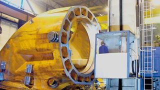 Bild 1: Auf einer horizontalen Fahrständer-Bohr- und -Fräsmaschine mit einem stufenlos drehbaren Aufspanntisch und einem 1500 mm ausfahrbaren Tragbalken werden Maschinenträger aus hochwertigem Guss komplett bearbeitet. (Archiv: Vogel Business Media)