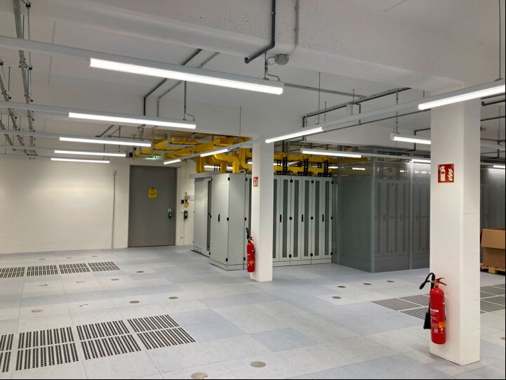 Im Colocation-Neubau lassen sich Kundenanforderungen nicht im Voraus festlegen. Um diverse Anwnedungsszenarien abzudecken, setzt Avacon auf eine Verkabelung von Rosenberger OSI.(Bild:  Rosenberger OSI)