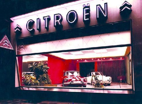 Ausstellung von J.A. Schlüter Söhne am Ballindamm; im Vordergrund: Ein Citroën DS, „Die Göttliche“ (um 1970). (Archiv: Vogel Business Media)
