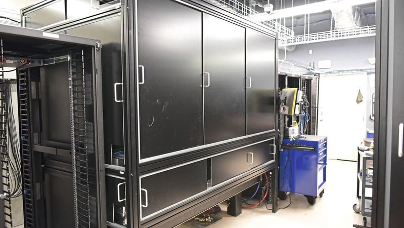 Quantencomputer Libra: Das fehlerkorrigierte System von Quera soll ab 2028 über Amazon Braket für komplexe kommerzielle Anwendungen verfügbar sein.(Bild:  Quera)