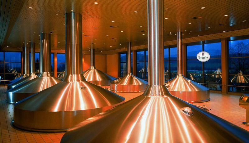 Glänzende Aussichten – ein Blick in das Sudhaus von Krombacher. (Bild: Krombacher)