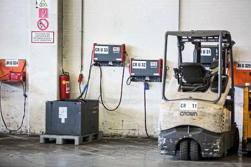 Bei Hochbetrieb greift der Logistik-Spezialist auch auf kurze Zwischenladungen zurück. Der schonende Fronius-Ladeprozess reduziert auch bei unregelmäßigen Ladezyklen die negativen Auswirkungen und schont damit die Batterie. (Fronius)