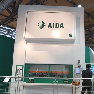 Aida hat auf der Euroblech eine 400-t-Servopresse aufgebaut, um die Vorteile des neuartigen Servo-die-cushion-Verfahrens zu demonstrieren.
