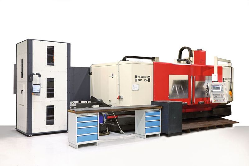 Werkzeugautomation an einer Bestandsmaschine. In diesem Fall das Hedelius-Bearbeitungszentrum BC100. Die Erweiterung des Werkzeugspeichers umfasst 210 Werkzeuge mit der Aufnahme BT50 und bis zu 35 Kilogramm je Werkzeug. (Bild: Wassermann Technologie)