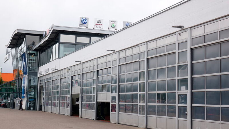 Im Service vereint: Fahrzeuge aller in Weinstadt vertretenen Marken der Volkswagen-Gruppe werden in einer gemeinsamen Werkstatt betreut. (Rosenow/»kfz-betrieb«)
