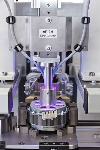 Bild 4: Ein UV-Belichtungssystem sorgt im letzten Montageschritt dafür, dass der Kleber zwischen Rotor und Stator rasch aushärtet. (Bild: IEF Werner)