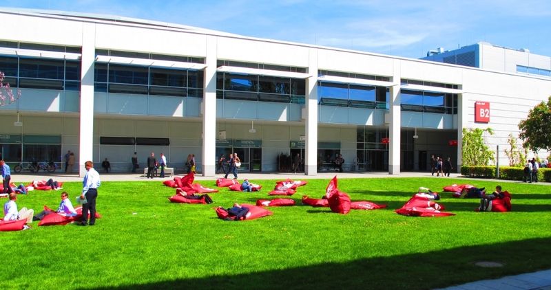 Sonnenanbeter finden im Atrium auf den gemütlichen Sitzkissen einen Platz zur Entspannung. (Bild: PROCESS)