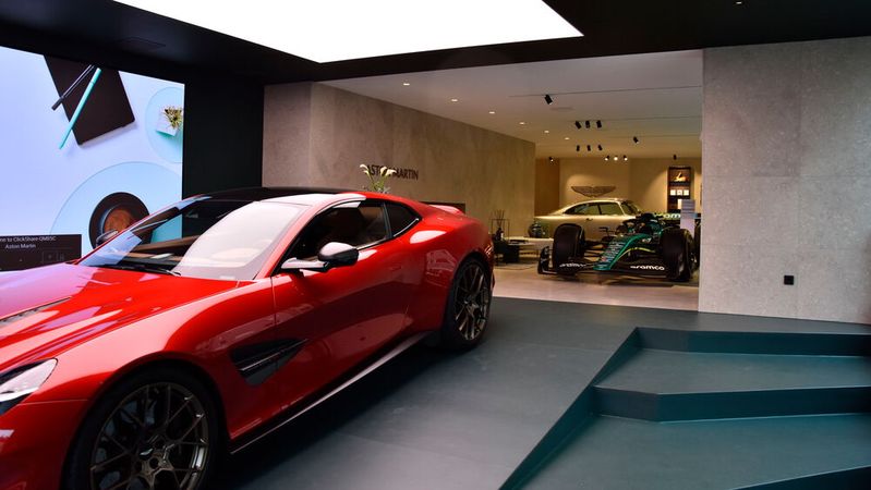 Auto-Scholz ist mit Aston Martin in die Nürnberger Innenstadt gezogen.(Bild:  Simon – VCG)