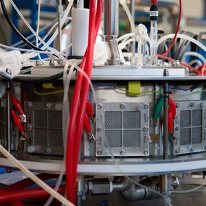 Elektro-Biogas-Fermenter mit montierten Brennstoffzellen: In dem 10-Liter-Prototyp-Fermenter mit vorgeschalteter und von Brain etablierter Exoenzymfarm konnte der Biogas-Produktionsprozess validiert werden und steht für eine industrielle Nutzung zur Verfügung.