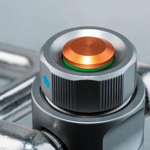 Neu ist beim Halder-Gewindetragbolzen Plus der grüne Signalring um den Bedienknopf, der anzeigt, ob alles korrekt ist. Und links, der kleine Blaue Punkt, ist ein integrierter RFID-Chip, der die Prozesse rund um das Heben, Transportieren und Positionieren transparenter und dokumentierbar macht.(Bild:  Erwin Halder)