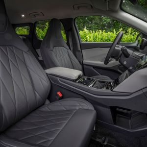 Der Platz im Innenraum ist für einen EV weder vorn noch im Fond sonderlich üppig. (Bild:  Ford)