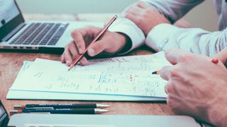 Um Probleme effektiv zu lösen, muss die Führungskraft gemeinsam mit den Mitarbeitern viel Zeit  investieren. Nur so kann eine gute Lösung enstehen, die langfristig Stand hält und die Führungskraft und Mitarbeiter auf längere Sicht entlastet. (gemeinfrei)