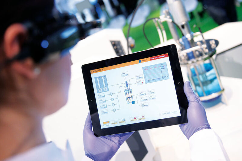 Mobile Eingabegeräte wie Smartphone oder Tablets halten derzeit schon Einzug in moderne Laboratorien. (Deutsche Messe)