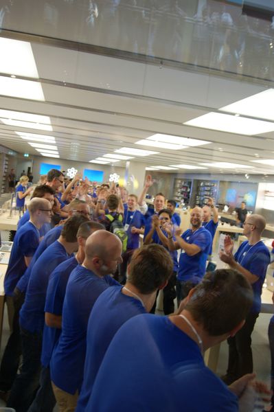 Dann ging es los: Durch das lange Spalier ins Glück! (Archiv: Vogel Business Media)