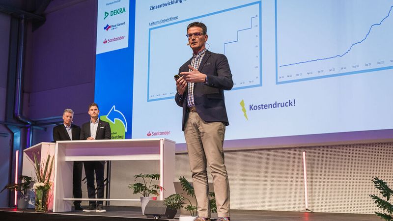 Branchenkenner Maik Kynast von der Santander Consumer Bank sprach darüber, wie Handel und Banken aktuellen Herausforderungen begegnen können. Yannick Nebeler (Santander Consumer Bank) und Andreas Bank (BCA Autoauktionen) waren als Co-Referenten dabei. (Bild: Stefan Bausewein)