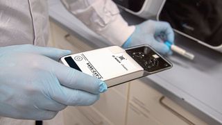 Corona-Schnelltests gelten als wirksames Mittel, Covid-19-Infektionen frühzeitig aufzuspüren und die Verbreitung des Virus zu stoppen. Nun werden auch Autohäuser selbst aktiv. (Bild: Bosch Healthcare Solutions GmbH)