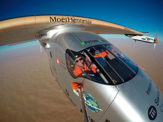 Den Piloten des ultraleicht Flugzeugs Solar Impulse 2 ist die erste Weltumrundung, nur mit  solarbetriebenen Elektromotoren an Bord, geglückt. (Solar Impulse)