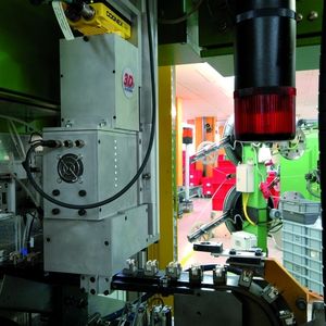 Bild 1: In platzsparender Bauweise ist das Bildverarbeitungssystem, bestehend aus Vision-System In-Sight 5400 und Beleuchtungseinrichtung, direkt in die vollautomatische Montagemaschine integriert.