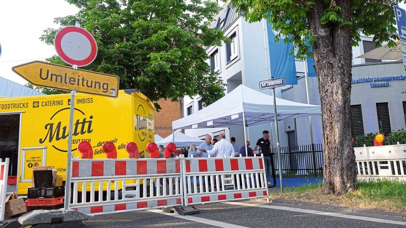 Am hessischen Verbandshaus in Wiesbaden – Am Landeshaus – ging im Freitagabend nichts mehr: Hier durfte das Kfz-Gewerbe Hessen feiern und dazu sogar die Straße sperren. (Bild: Zietz/»kfz-betrieb«)