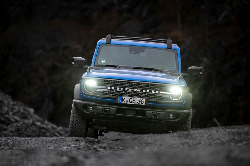 Um verschlammte, tiefe Wege mit noch tieferen Spurrillen zu meistern, muss man nicht mal den Allradantrieb zuschalten. (Bild: Ford)