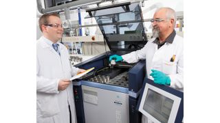 Abb. 1: Mit dem Röntgenspektrometer vom Typ S8 Tiger, Bruker AXS, Karlsruhe, können die Currenta-Analytiker automatisch mehrere Proben hintereinander messen. (Bild: Currenta)