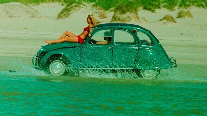 Vom automobilen Kulturschock zum Kultobjekt:  Der minimalistische Citroen 2 CV wurde 1948 als Blechbüchse verspottet, avancierte aber zum Millionseller. Zwischen Sommer 1949 und Mitte 1990 wurden 3.868.631 viertürige Limousinen und 1.246.335 Lieferwagen („Kastenente“, „Fourgonnette“) hergestellt. Auf dem Investor Day 2026 kündigte Stellantis eine Neuauflage des 2CV an, die mit einem vollelektrischen Antrieb ausgestattet sein wird. Außerdem ist geplant, das Modell vollständig in Europa zu produzieren. (Bild: Citroen)