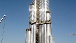 Die Projektpartner Thyssen-Krupp Nirosta und Strukturmetall lieferten für den Burj-Tower die Edelstahlbänder für Fassadenverkleidung. (Archiv: Vogel Business Media)