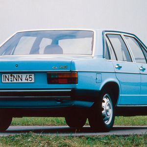 Mit dem Audi 100 (C2) präsentiert Audi 1978 sein erstes Dieselmodell. Der Fünfzylinder-Saugmotor mit zwei Liter Hubraum leistet 51 kW (70 PS) und 123 Newtonmeter Drehmoment. Er treibt auch die nachfolgende Generation C3 an, befeuert sowohl die Limousinen als auch die Avant-Versionen. Ab 1984 gibt es den Motor mit Turboaufladung und 64 kW (87 PS) Leistung sowie 172 Newtonmeter Drehmoment.(Bild:  AUDI AG)