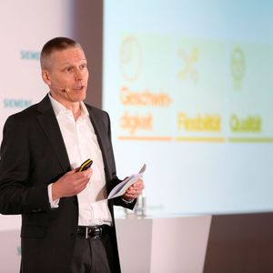 Jan Mrosik, CEO der Division Digital Factory stellt auf der Pressekonferenz das Konzept des "digitalen Zwillings" vor und erläutert wie dieses die Produktivität und Effizienz der Industrie 4.0 steigern soll. (Bild:  Siemens)