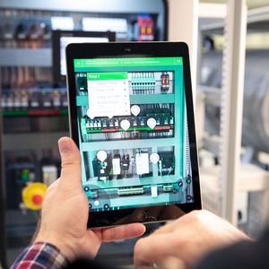 Ecostruxure Machine Advisor, beispielsweise installierbar auf einem IPC, ermöglichen cloudbasiertes Monitoring und Tracking von Maschinendaten.(Bild:  Schneider Electric)