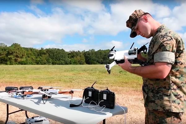 US-Armee und Marines entwickeln gemeinsam ein System, mit dem sich Drohnen auf einem 3D-Drucker bedarfsgerecht binnen 24 Stunden herstellen lassen.  (David McNally, army.mil)