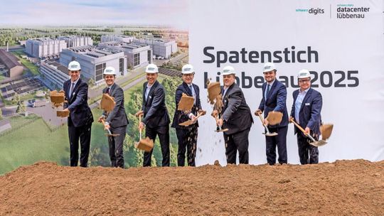 Lass Dir raten, nimm den Spaten! Oder am besten gleich sieben davon! Denn hier wurde symbolisch die Entstehung des leistungsstärksten Rechenzentrums eingeleitet. Es entsteht in Lübbenau. Das Ganze nimmt übrigens die Schwarz-Gruppe in die Hand. Hier das Warum ...(Bild:  dpa)