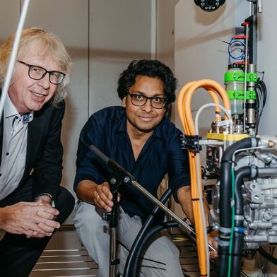 Prof. Hermann Rottengruber and the research associate Dr.-Ing. Braj Bhushan Prasad (from left to right) from the Institute for Engineering of Products and Systems at the University of Magdeburg with a car electric drive. (Image:University of Magdeburg)