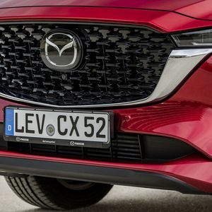 Das von Mazda erdachte Kodo-Design wurde für die neue Version des CX-5 dezent überarbeitet. Die Frontpartie wirkt nun dank des neuen Kühlergrills samt Lichtsignatur sowie den neugestalteten Stoßfängern markanter als beim Vorgänger.(Autoren-Union Mobilität/Mazda)